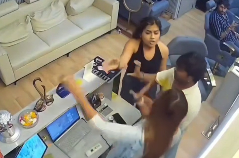 Salon Clash in Lucknow Goes Viral A heated argument between two women inside a salon in Lucknow escalated into a physical fight, with both seen abusing and attacking each other