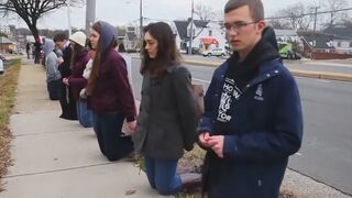 Christendom college students pray the Rosary on their knees outside an abortion clinic in Virginia