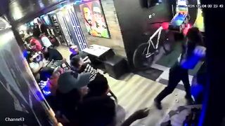 Woman attacks another with a bottle to the face in a bar in southern Bogotá