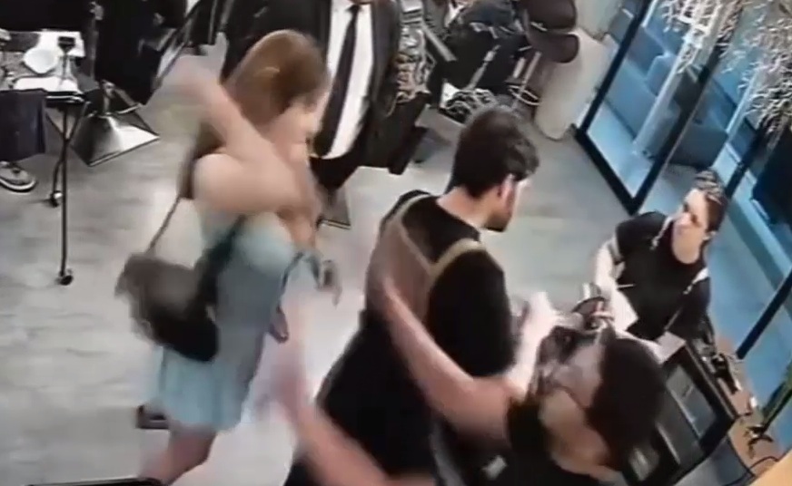 Woman who stabbed hairdresser in São Paulo made threats via WhatsApp weeks before the attack: 'Set him on fire'