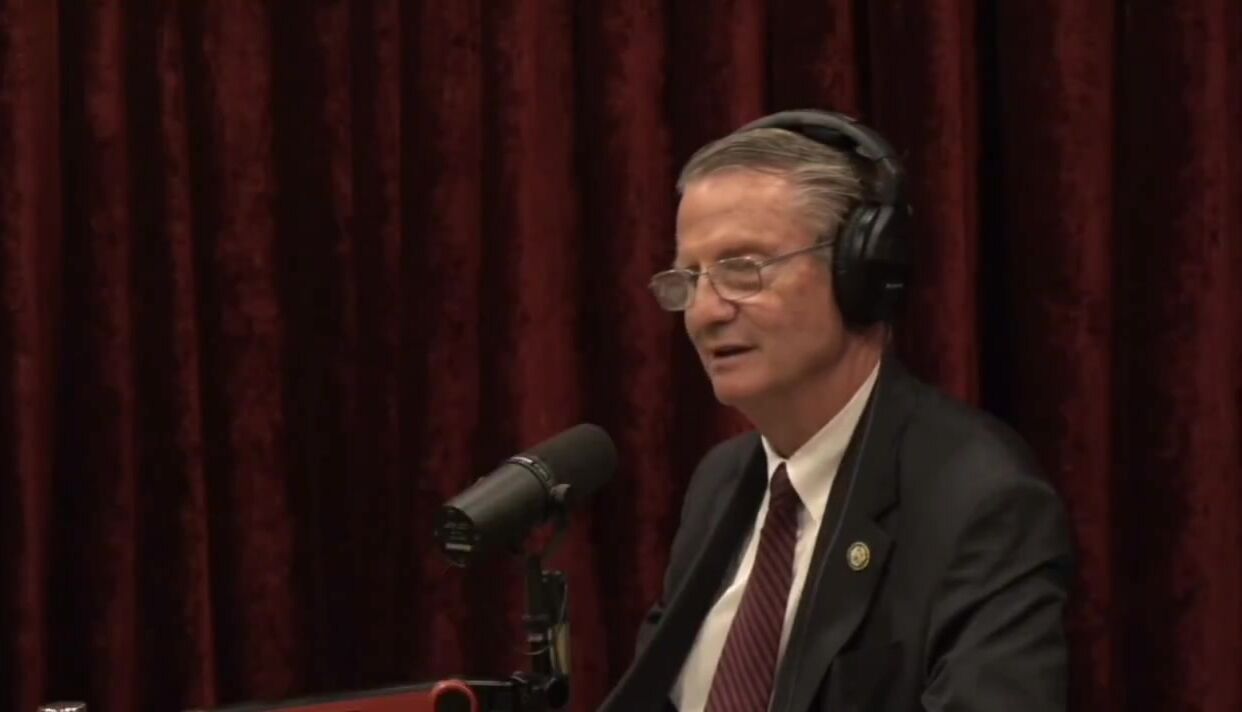 Joe Rogan and Tim Burchett discuss conspiracy theory involving ticks and Bill Gates