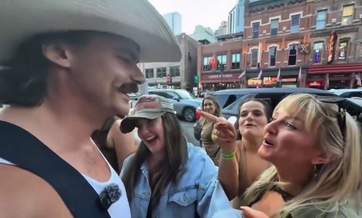 Chudthebuilder threatens members of the royal family with BEAR SPRAY