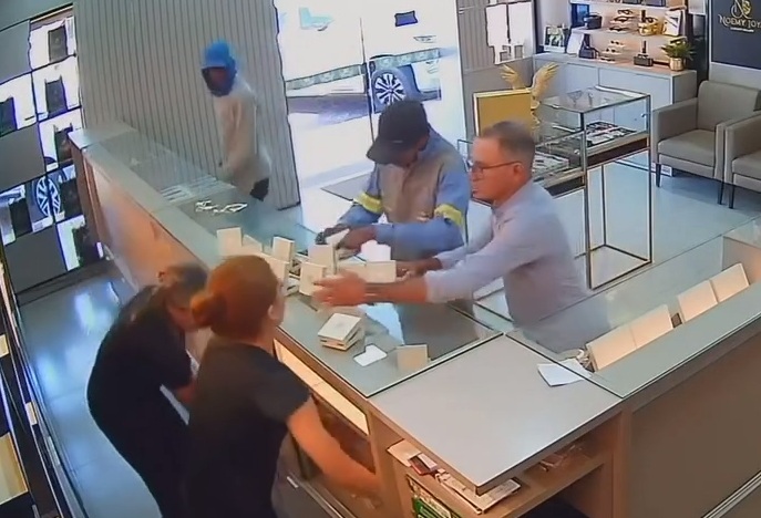 Criminals try to Rob 3 Pretty Jewelers