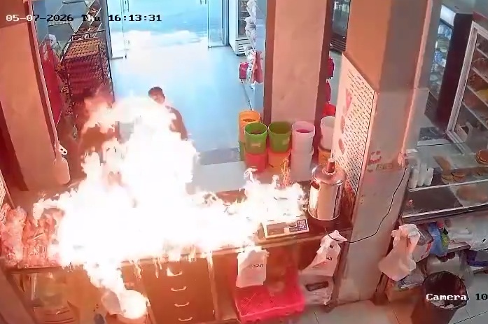 People set fire to shop