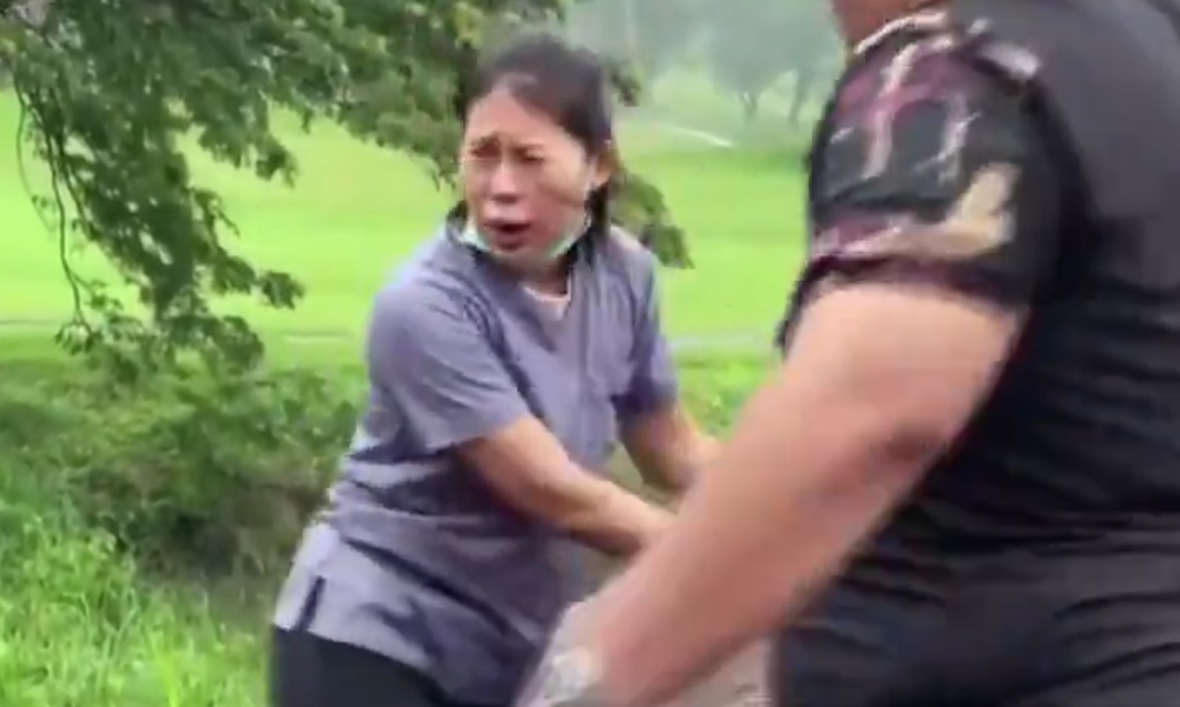 This is how a heroic veterinarian and the national park staff in Thailand saved an elephant mother by performing CPR after she fainted from stress.