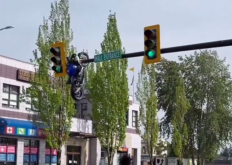 Motorcyclist seriously injured after crash leaves bike dangling from traffic light near Surrey-Delta border