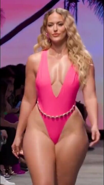 The Curvy Runway Model - YUMMY!