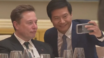 Elon Musk is REPEATEDLY being approached by fans in China begging for photos
