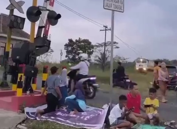 Motorcyclist tries to outrun Train. or he never saw it?