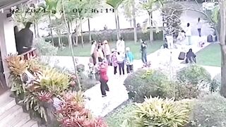 Perfect Photo of Entire Family does Not Go as Planned (Thailand)