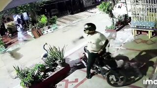 Colombia: Girl with Motorcycle is Robbed of It by an Imbecile
