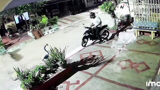 Colombia: Girl with Motorcycle is Robbed of It by an Imbecile