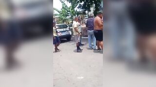 Cops Kill Gang Leader in Brazil (Big Man with no shirt) during Arrest