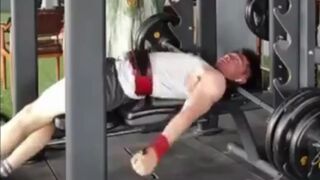New Video: Worst Death in the Gym..Man Suffocates for 2 Minutes when Bar Falls on his Neck