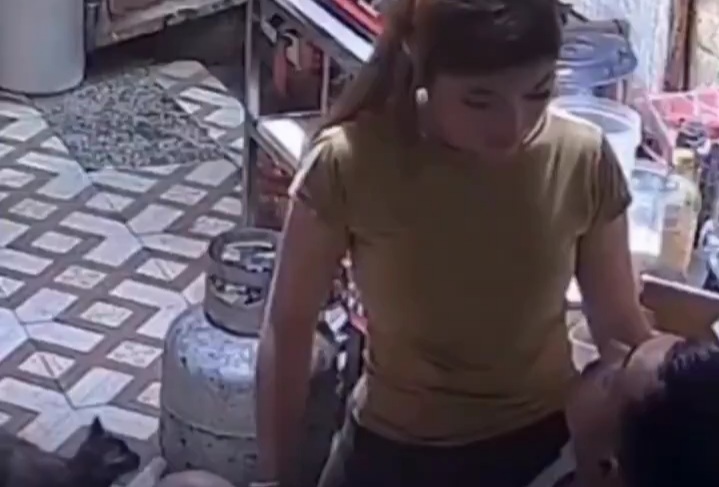 In Phillipines, Wife assaulted her husband over some random issues; Husband, a Police