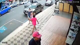 Woman Attacks Little Girl for No Reason, Until Anderson Silva shows Up for Justice