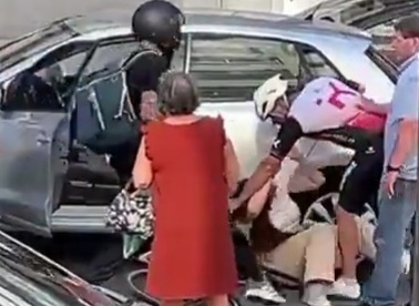 Road rage cyclist goes HAM on this poor driver