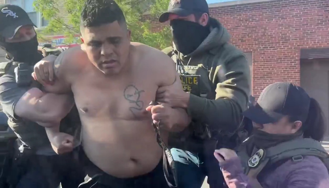 Albany Park, IL: ICE agents had to forcibly detain this Juan while a pack of Rabid Re