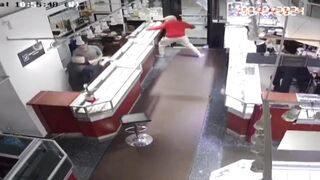 Robber Shot By Employee Inside Chicago Loop Jewelry Store