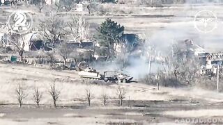 Bradley IFV shreds russian dismounts caught in the open