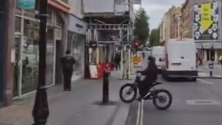 Tourist Records A Moment Of Phone Snatching In London