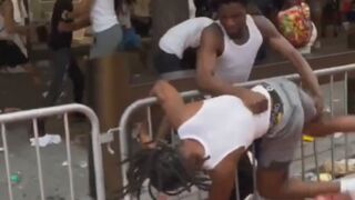 Multiple fights break out in the middle of Midtown Manhattan