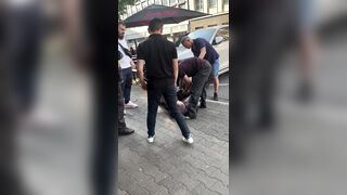Elderly Man Fights Back for Several Minutes as Couple Tries to Steal His Phone