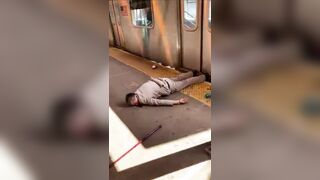 Mugged or Suicide? The Internet is in a Debate Regarding the Subway Man in NY