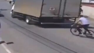 Fatal Accident in Brazil as Bicyclist tries to Overtake a Truck