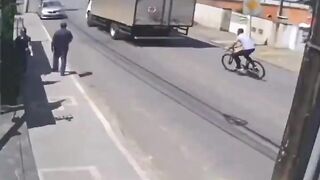 Fatal Accident in Brazil as Bicyclist tries to Overtake a Truck