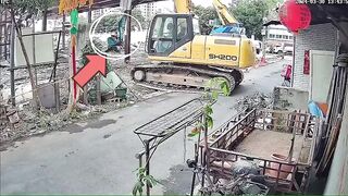 Excavator Operator is Crushed in the Machine by Error of one of his Co-Workers