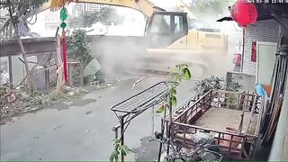 Excavator Operator is Crushed in the Machine by Error of one of his Co-Workers