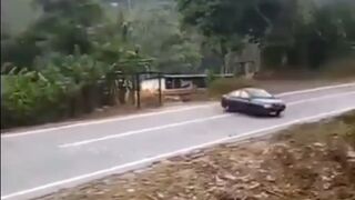 Woman's House is the Right View for the Dangers of a Road in Venezuela...