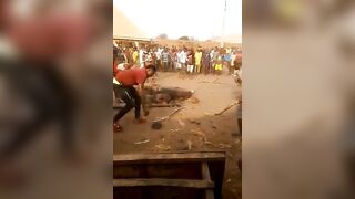 Strong Images: Community in Nigeria still Stoning, Beating and Burning an Accused Thief