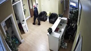 Thug attack swomen at Melbourne massage parlours