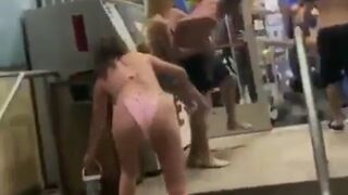Group of Teens try to Jump Beach Shop Manager...Watch Until the End to See how it Went