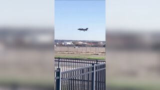 Spectacular landing of an F-35 a Fighter which Violently Hits the ground, Pilot Ejects in Time..