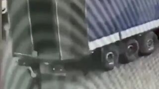 Trucker makes Rookie Mistake