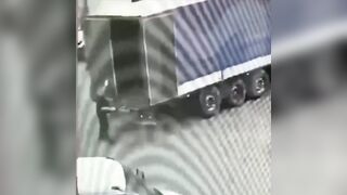 Trucker makes Rookie Mistake