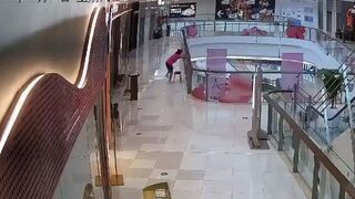 Full Video: Woman Suddenly decides to End her Life in Mall..Hits another Woman and Kills Her (Includes Aftermath)