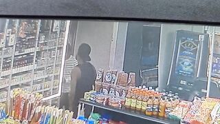 Clerk fightis off suspected robber at northwest Atlanta gas station
