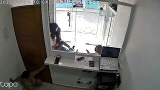 Failed in Seconds: The Currency Exchange Robbery That Backfired Spectacularly