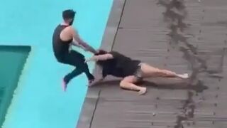 (REPOST) Angry man was caught trying todrown his girlfriend after finding out she was pregnant
