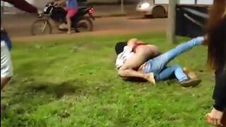 Hilarious Fight shows Man Struggling with a Female..or