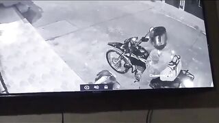 Colombia: Scumbag caught on Camera using a "Coin" on the Ground to try to lure Victim into Kidnapping and More