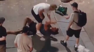 American Tourist Fights Back, Beats One Robber and Recovers Watch in Barcelona