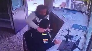 CRAZY FOOTAGE - COLOMBIAN COP FIGHTS BACK