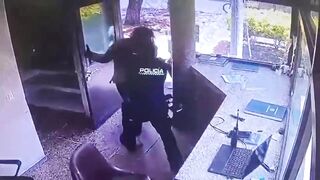 CRAZY FOOTAGE - COLOMBIAN COP FIGHTS BACK
