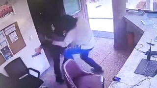 CRAZY FOOTAGE - COLOMBIAN COP FIGHTS BACK