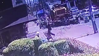 CRAZY FOOTAGE - COLOMBIAN COP FIGHTS BACK